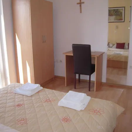 Regina Mundi 3*