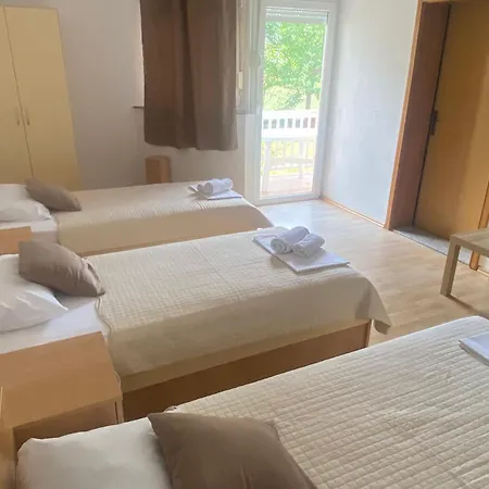 Regina Mundi 3*
